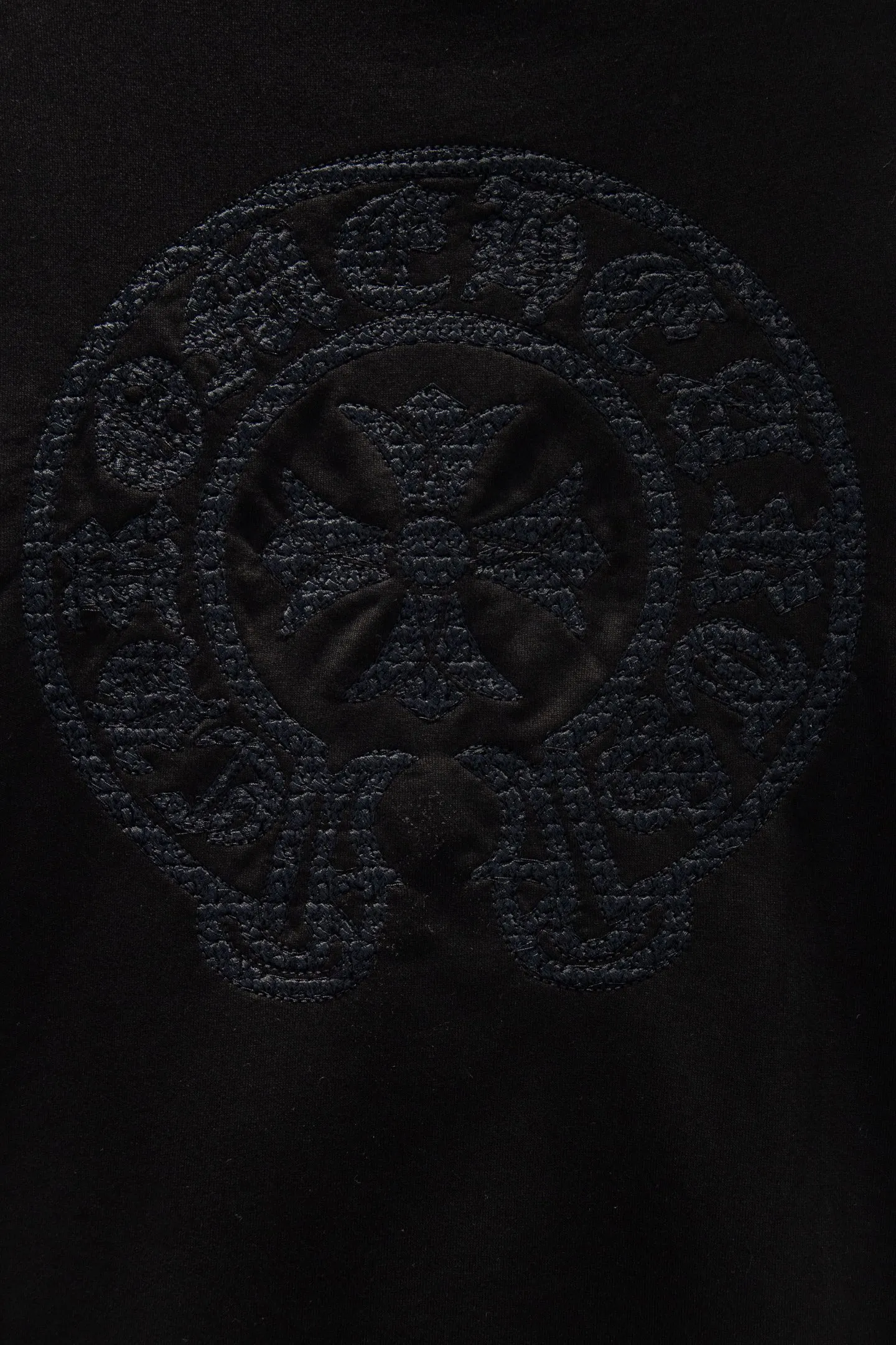 P260 🆕Chrome Hearts Home 420 grams, different from the market, texture is incomprehensible, os version is really charming, Chrome Home is also really unique, every new season's new product version is to the extreme, very practical, can be worn casually, nice✔️ - ⚠️100% cotton, using custom-dyed terry cotton sweatshirt surface, 420g double yarn, comfortable feel Made from imported knitting needle carded cotton, the thickness is moderate, drapey and contoured, making the upper body comfortable! ! It is very tolerant to fat body types and can instantly lose five pounds after wearing it!  Front panel #Back panel# Artistic arrangement of English letters. Imported Tajima high-density heavy-duty embroidery technology. The fonts are three-dimensional and full. Thousand-needle embroidery elements are added to the body, which greatly increases the interest of the clothing; unique visual effects.  Hem Loose closing Double-layer fabric Good closing effect Exquisite hemming Color: Black Size: S-M-L-XL